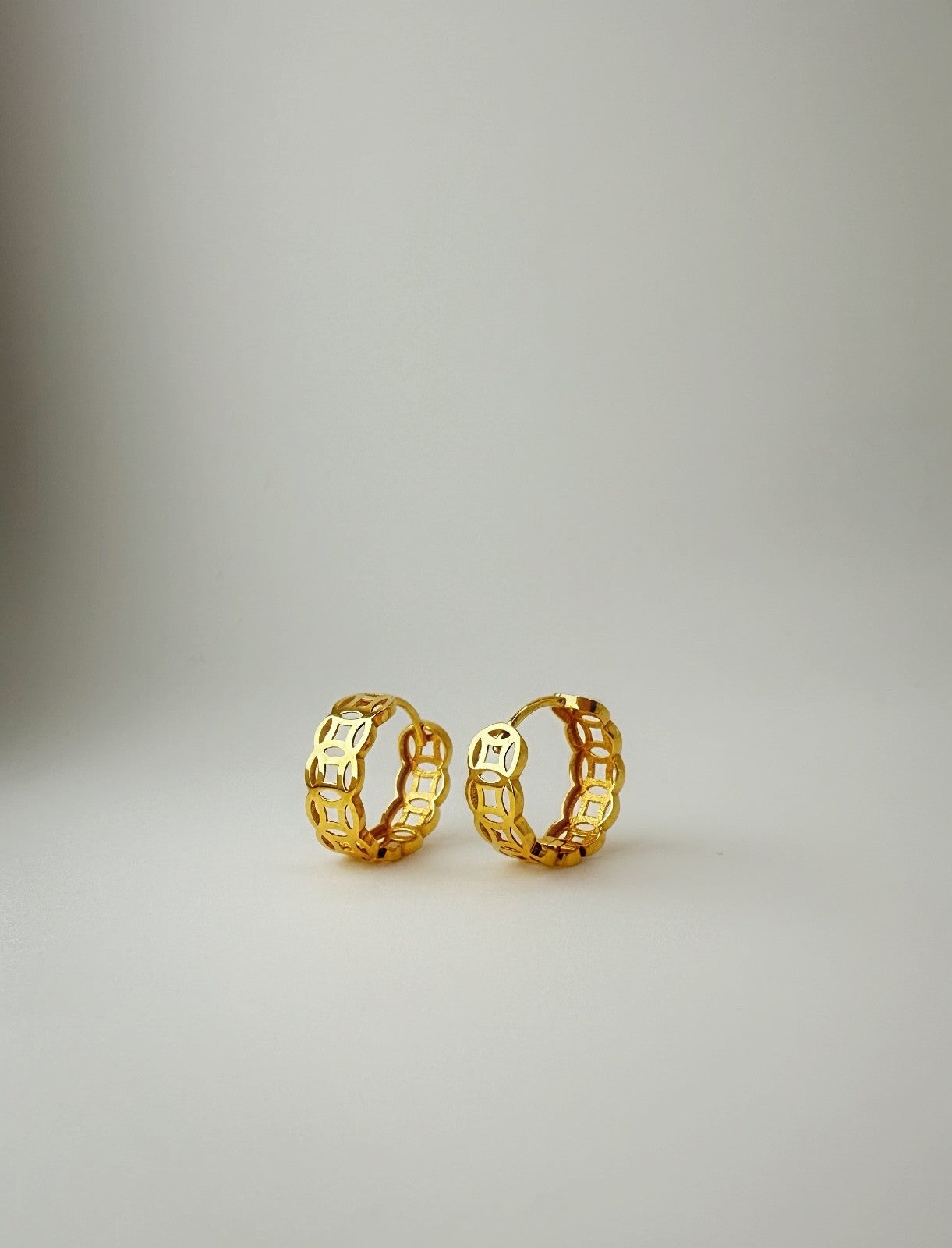 18K Solid Gold Huggies 12.9mm Money Catcher Hoop Earrings1